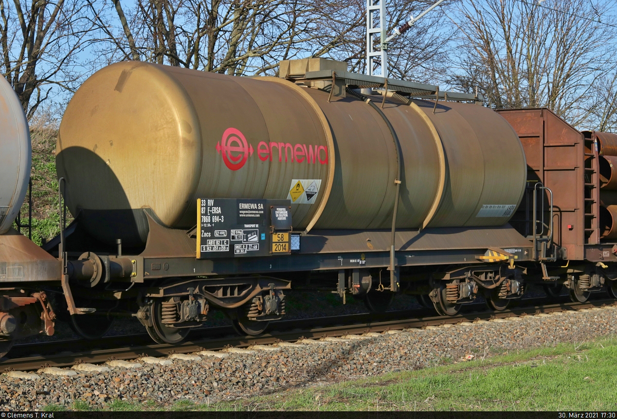 Blick auf einen französischen Kesselwagen für Wasserstoffperoxid (wässrige Lösung mit mindestens 20 %, aber höchstens 60 % Wasserstoffperoxid | 58 - brandfördernder Stoff, ätzend) der Gattung  Zacs  (33 87 7868 694-3 F-ERSA), der in einem gemischten Gz mit 189 004-5 (Siemens ES64F4) in Halle (Saale), Zöberitzer Weg, Richtung ZBA Halle (Saale) fährt.

🧰 Ermewa SA
🚩 Bahnstrecke Halle–Cottbus (KBS 219)
🕓 30.3.2021 | 17:30 Uhr