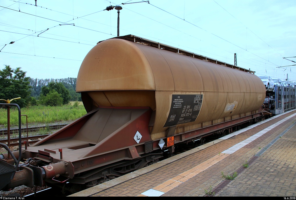 Blick auf einen französischen Silowagen der Gattung  Uacs  (33 87 9324 072-6 F-EVS), der in einem gemischten Gz mit 187 ??? DB eingereiht ist und in Naumburg(Saale)Hbf auf Gleis 3 steht.
[16.6.2018 | 7:54 Uhr]