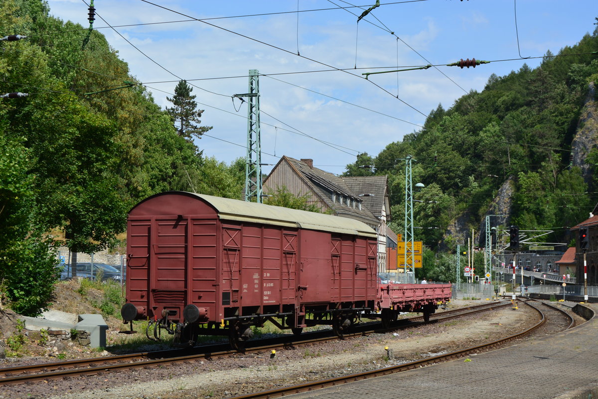 Blick auf einen Gbkks und einen 2Achser Flachwagen im Bahnhof Rübeland.

Rübeland 08.08.2018