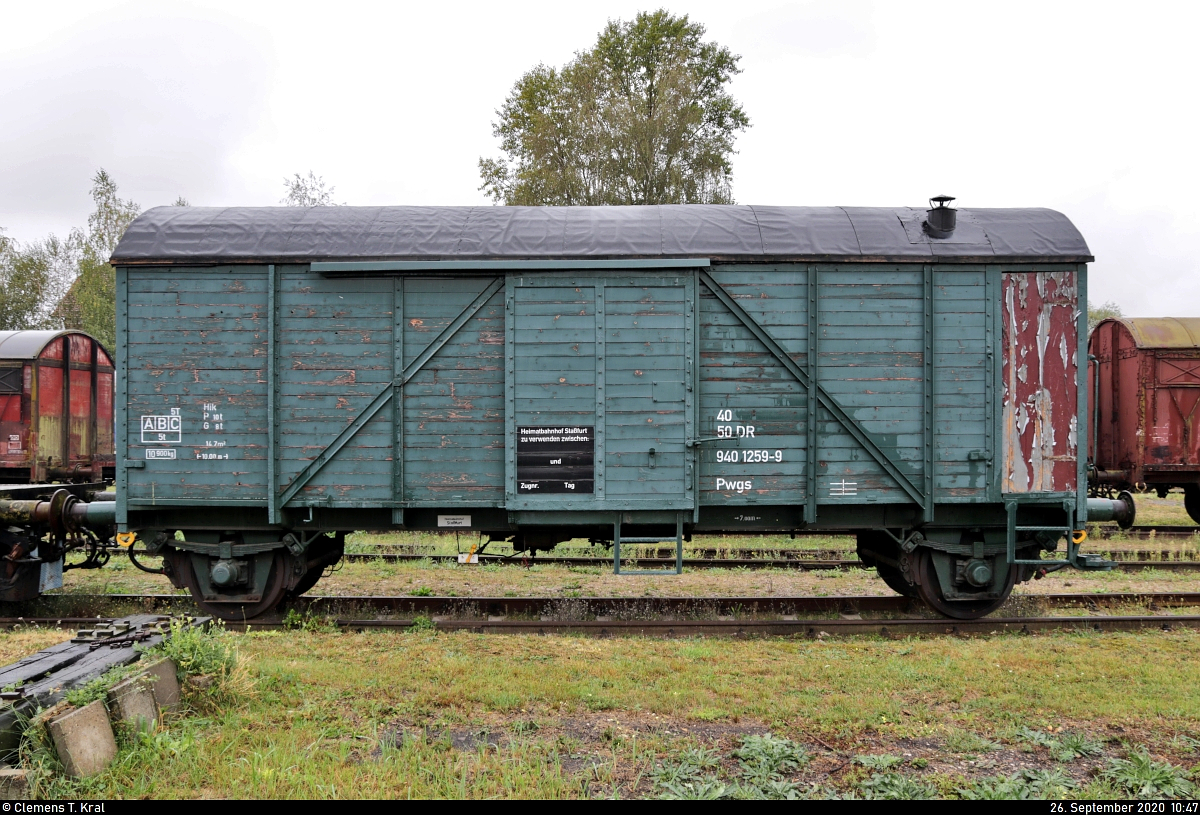 Blick auf einen Gepäckwagen der Gattung  Pwgs  (DR 40 50 940 1259-9), der während des Herbstlokfests auf dem Gelände des Lokschuppen Staßfurt steht.

🧰 Eisenbahnfreunde Traditionsbahnbetriebswerk Staßfurt e.V.
🕓 26.9.2020 | 10:47 Uhr