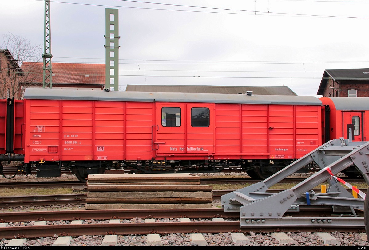 Blick auf einen Gerätewagen  Ehz-G 360  der DB Netz Notfalltechnik (D-DB 40 80 9400 914-4), der im DB Museum Halle (Saale) während des Osterfests steht. Aufgrund einer Absperrung konnte nicht weiter nach links gegangen werden. [1.4.2018 | 12:19 Uhr]