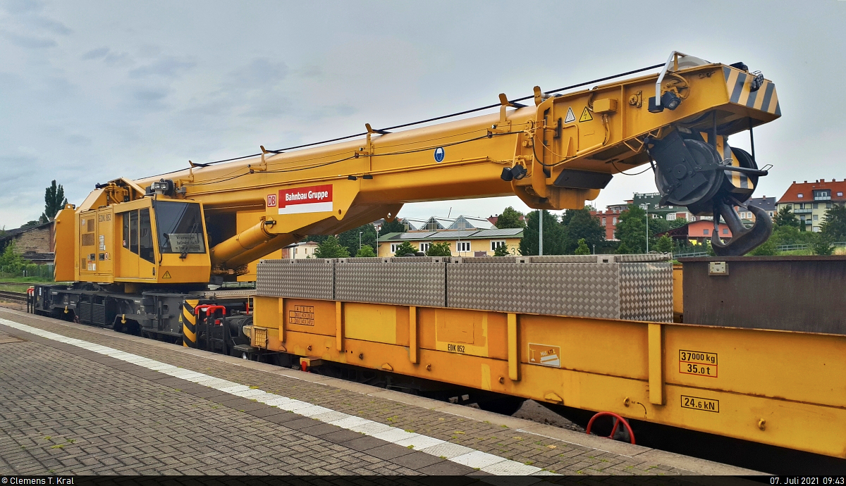 Blick auf einen Gleisbauschienenkran Kirow KRC 810 T (EDK 852 | 99 80 9315 001-0 D-DB | 99 80 9319 001-0 D-DB), der im Bahnhof Aschersleben auf Gleis 5 pausiert. Gezogen wurde er von 293 010-5 (Lok 8 | 710 964-8 | 110 964-4 | DR V 100.5).

🧰 DB Bahnbau Gruppe GmbH
🕓 7.7.2021 | 9:43 Uhr

(Smartphone-Aufnahme)