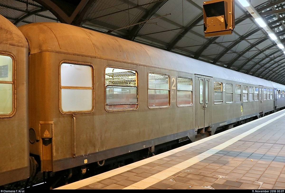 Blick auf einen Großraumwagen der Gattung  Bn 719  (55 80 20-35 763-5 D-SVG) der Schienenverkehrsgesellschaft mbH (SVG), der in SDZ 56594 alias  HFC-Fankurven-Express  von München Hbf mit 1142 654-1  Helene  der SVG eingereiht ist und in seinem Endbahnhof Halle(Saale)Hbf auf Gleis 9 steht.
[11.11.2018 | 0:07 Uhr]