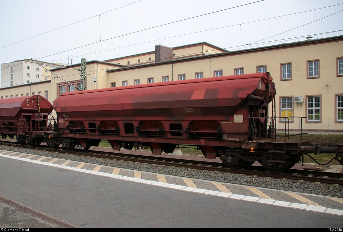 Blick auf einen Güterwagen der Gattung  Tads , der in einem gemischten Gz im Bahnhof Merseburg eingereiht ist. [17.2.2018 | 12:44 Uhr]