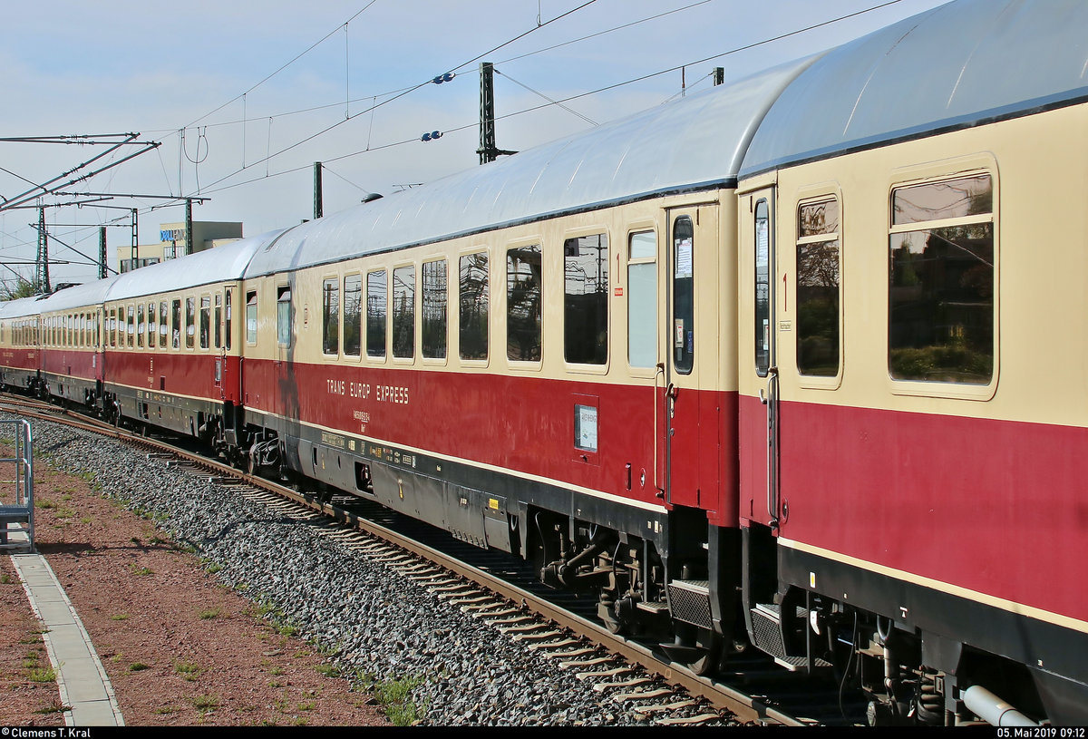 Blick auf einen Halbspeisewagen der Gattung  ARmh 217  (56 80 85-92 151-4 D-AKE) der AKE Eisenbahntouristik, der im AKE 50 (AKE-RHEINGOLD-Sonderzug) von Cottbus Hbf nach Wien Westbahnhof (A) mit 1216 955-5 (Siemens ES64U4) der Wiener Lokalbahnen Cargo GmbH (WLC), mit Werbung für den Transportpartner Roland Spedition GmbH, eingereiht ist und Halle(Saale)Hbf auf Gleis 8 verlässt.
[5.5.2019 | 9:12 Uhr]