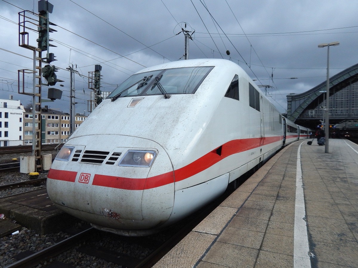 Blick auf einen ICE1 Triebkopf in Köln Hbf. Ab 2017 können sie Vergangenheit sein da der ICx die Baureihe 401 und 402 Ende 2017 ersetzen wird.

Köln 27.02.2015