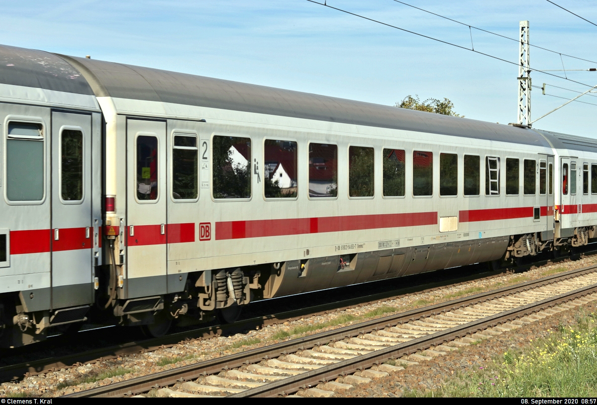 Blick auf einen InterCity-Abteilwagen der 2. Klasse der Gattung  Bvmmsz 187.6  (61 80 21-94 653-7 D-DB) an der Blockstelle (Bk) Zscherben.

🧰 DB Fernverkehr
🚝 PbZ 2486 Frankfurt(Main)Hbf–Leipzig Hbf
🚩 Bahnstrecke Halle–Hann. Münden (KBS 590)
🕓 8.9.2020 | 8:57 Uhr