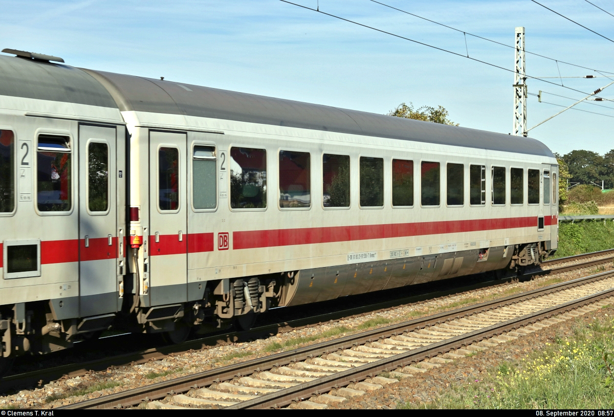 Blick auf einen InterCity-Abteilwagen der 2. Klasse der Gattung  Bvmmz 188.1  (61 80 21-91 536-7 D-DB) an der Blockstelle (Bk) Zscherben.

🧰 DB Fernverkehr
🚝 PbZ 2486 Frankfurt(Main)Hbf–Leipzig Hbf
🚩 Bahnstrecke Halle–Hann. Münden (KBS 590)
🕓 8.9.2020 | 8:57 Uhr