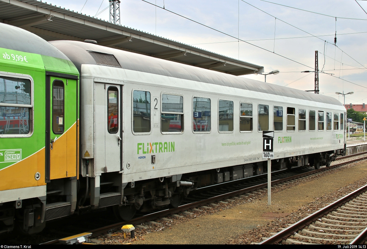 Blick auf einen InterRegio-Wagen der Gattung  Bimz 264.4  (51 80 22-94 880-7 D-HEROS) der HEROS Helvetic Rolling Stock GmbH, der in FLX32623 (FLX 10) nach Stuttgart Hbf mit Zuglok 182 518-1 (Siemens ES64U2-018) der Mitsui Rail Capital Europe GmbH (MRCE), vermietet an die LEO Express GmbH, eingereiht ist und im Startbahnhof Berlin-Lichtenberg auf Gleis 16 steht.
[19.7.2019 | 14:13 Uhr]