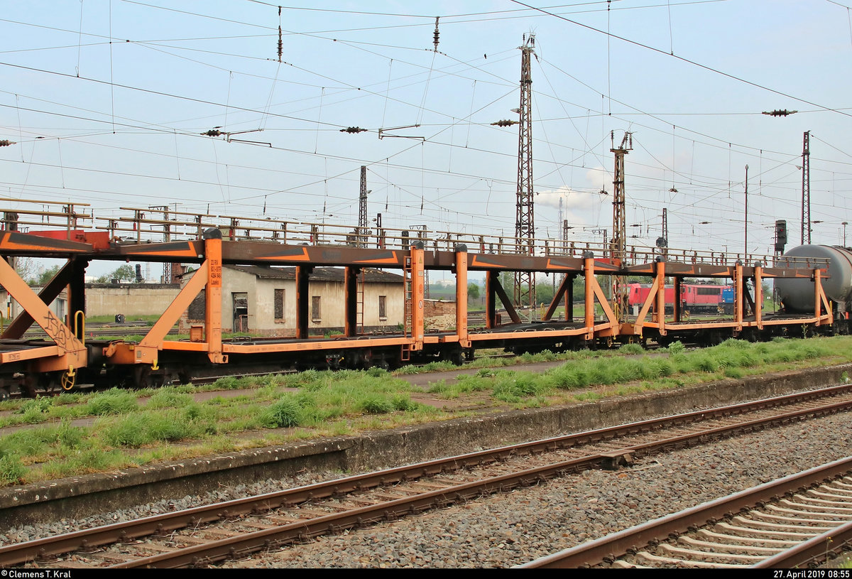 Blick auf einen italienischen Autotransportwagen der Gattung  Laaeks  (23 83 4364 948-? I-SITFA) der Società Italiana Trasporti Ferroviari Autoveicoli S.p.A. (S.I.T.F.A.), der in einem gemischten Gz mit 187 154-0 DB eingereiht ist und den Bahnhof Großkorbetha auf der Bahnstrecke Halle–Bebra (KBS 580) in nördlicher Richtung durchfährt.
[27.4.2019 | 8:55 Uhr]