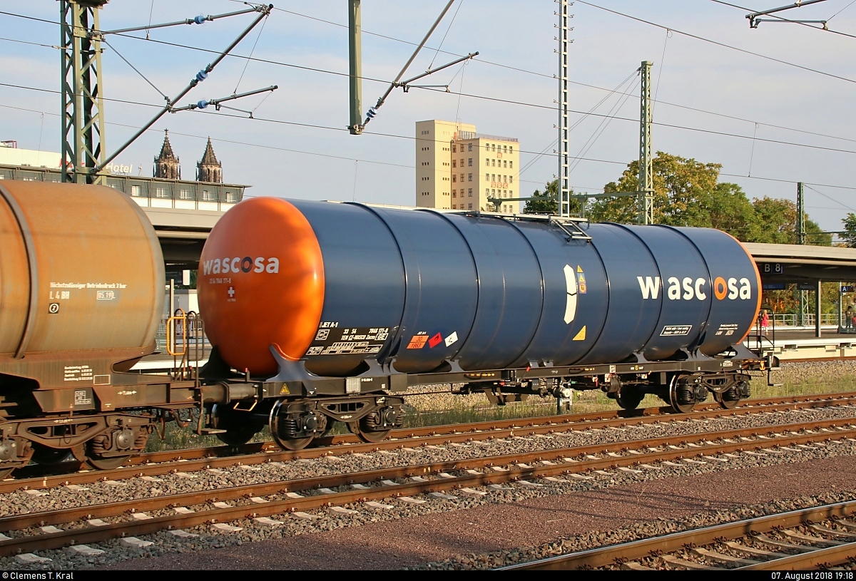 Blick auf einen Kesselwagen für Düsenkraftstoff (30 - entzündbarer flüssiger Stoff [...]) der Gattung  Zacns  (33 54 7846 171-8 CZ-WASCO) der Wascosa AG, der in einem Kesselzug mit 145 092-3 der Beacon Rail Leasing Ltd., vermietet an die HSL Logistik GmbH, eingereiht ist und Magdeburg Hbf in nördlicher Richtung durchfährt.
[7.8.2018 | 19:18 Uhr]