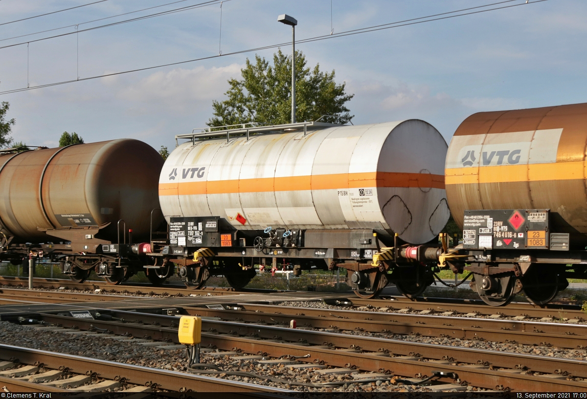 Blick auf einen Kesselwagen für Trimethylamin, wasserfrei (23 – brennbares Gas) mit der Bezeichnung  Zgs  (23 80 7317 552-9 D-VTG), eingereiht in einem Kesselzug mit 187 156-5 am Bahnübergang Karl-von-Thielen-Straße Richtung Zugbildungsanlage (ZBA) Halle (Saale).

🧰 VTG AG
🕓 13.9.2021 | 17:00 Uhr