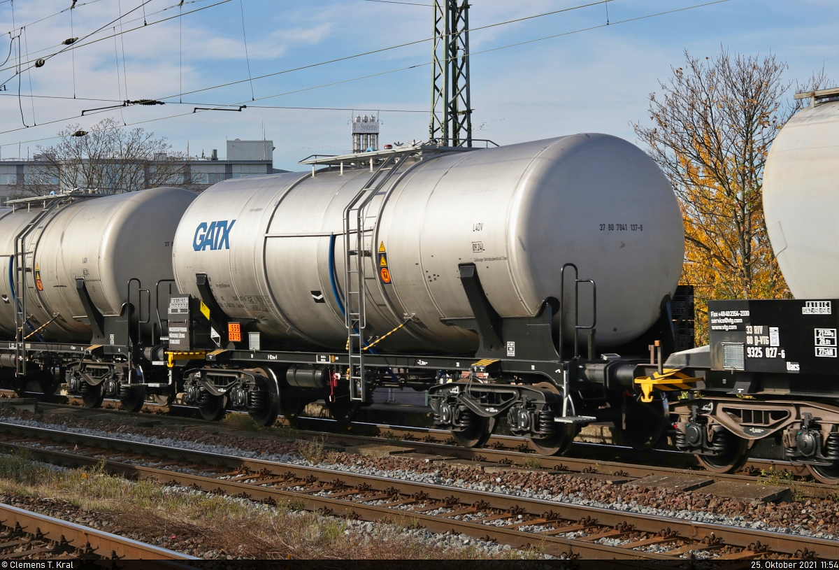 Blick auf einen Kesselwagen für Wasserstoffperoxid (559 – stark brandfördernder Stoff, der spontan zu heftiger Reaktion führen kann) mit der Bezeichnung  Zacns  (37 80 7841 137-8 D-GATXD), der in einem Kesselzug mit 232 571-0 (132 571-1) den Bahnhof Magdeburg-Neustadt Richtung Magdeburg Hbf durchfährt.
Aufgenommen von Bahnsteig 3/4.

🧰 GATX Rail Germany GmbH (GATX Rail Europe | GATX Corporation)
🕓 25.10.2021 | 11:54 Uhr