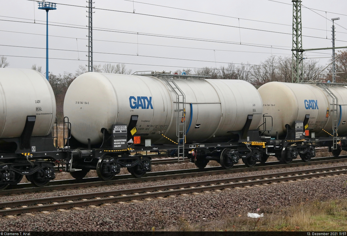 Blick auf einen Kesselwagen für Wasserstoffperoxid (559 – stark brandfördernder Stoff, der spontan zu heftiger Reaktion führen kann) mit der Bezeichnung  Zacns  (37 80 7841 134-5 D-GATXD), eingereiht in einem gemischten Gz mit 232 255-0 (132 255-1) in Magdeburg Hbf.

🧰 GATX Rail Germany GmbH (GATX Rail Europe | GATX Corporation)
🕓 13.12.2021 | 11:57 Uhr