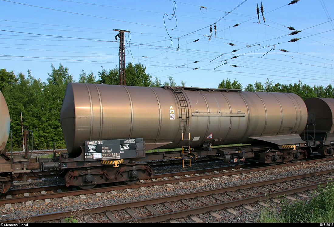 Blick auf einen Kesselwagen der Gattung  Zacens  (33 80 793 2 849-2 D-BASF) der BASF SE (Heimatbahnhof Ludwigshafen/Rhein (BASF), der in einem Kesselzug mit 185 570-9 der SBB Cargo International AG eingereiht ist und in Großkorbetha auf der Bahnstrecke Halle–Bebra (KBS 580) Richtung Bahnhof Großkorbetha fährt.
[10.5.2018 | 9:02 Uhr]