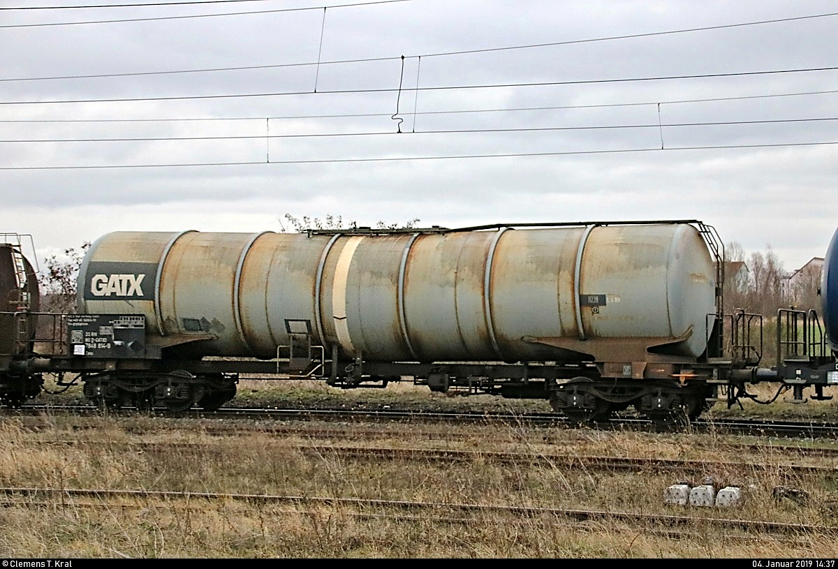 Blick auf einen Kesselwagen der Gattung  Zans  (33 80 7848 814-9 D-GATXD) der GATX Rail Germany GmbH, der in einem Kesselzug mit 187 126 DB, von der Bahnstrecke Merseburg–Halle-Nietleben (KBS 588) kommend, eingereiht ist und den Bahnhof Angersdorf auf der Bahnstrecke Halle–Hann. Münden (KBS 590) Richtung Halle (Saale) durchfährt.
[4.1.2019 | 14:37 Uhr]