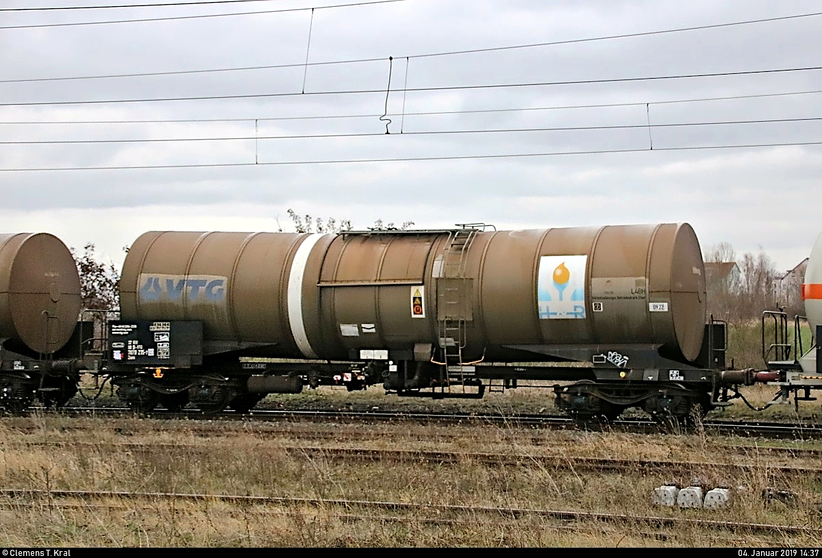 Blick auf einen Kesselwagen der Gattung  Zans  (37 80 7829 215-7 D-VTG) der VTG Rail Logistics GmbH, der in einem Kesselzug mit 187 126 DB, von der Bahnstrecke Merseburg–Halle-Nietleben (KBS 588) kommend, eingereiht ist und den Bahnhof Angersdorf auf der Bahnstrecke Halle–Hann. Münden (KBS 590) Richtung Halle (Saale) durchfährt.
[4.1.2019 | 14:37 Uhr]