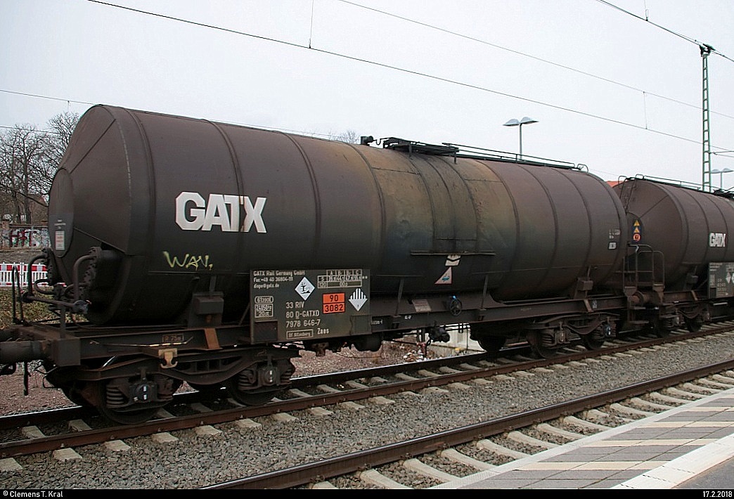 Blick auf einen Kesselwagen von GATX, der in einem Kesselzug im Bahnhof Merseburg eingereiht ist. [17.2.2018 | 13:02 Uhr]