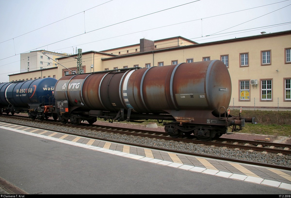 Blick auf einen Kesselwagen der VTG Rail Logistics, der in einem gemischten Gz im Bahnhof Merseburg zuletzt eingereiht ist. [17.2.2018 | 12:45 Uhr]