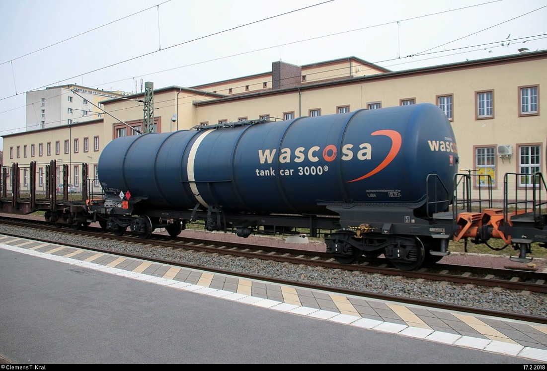Blick auf einen Kesselwagen von Wascosa, der in einem gemischten Gz im Bahnhof Merseburg eingereiht ist. [17.2.2018 | 12:45 Uhr]