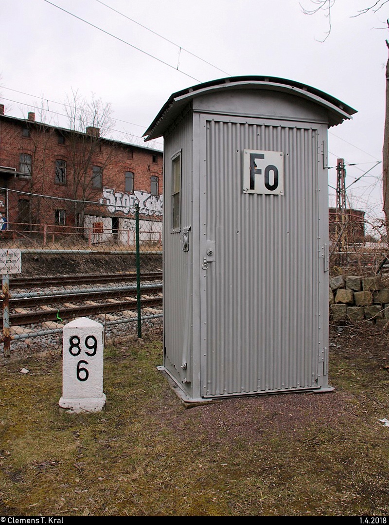 Blick auf einen und Kilometerstein und eine Fernsprechanlage in Form einer F-Bude im DB Museum Halle (Saale) während des Osterfests. [1.4.2018 | 11:29 Uhr]