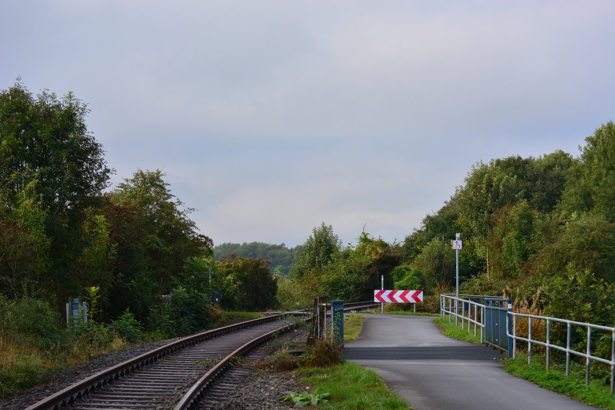 Blick auf einen kleinen Bahnübergang wo der Radweg die Seite wechselt. Dank des Vennbahn e. V ist die ehemalige Vennbahn bis Eupen und Raeren in guten Zustand erhalten.

Walheim 08.10.2016