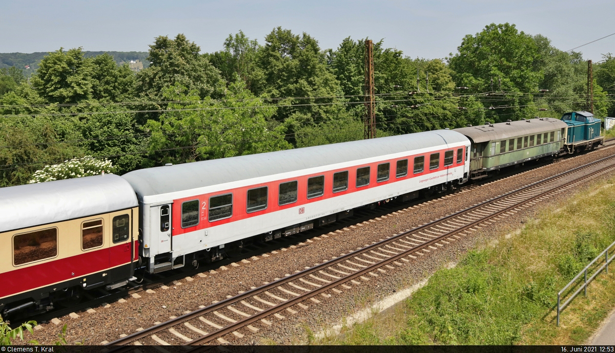 Blick auf einen klimatisierten Liegewagen der 2. Klasse (ex City Night Line) der Bauart  Bvcmz <sup>248.1</sup>  (61 80 50-71 128-1 D-DB), der ebenfalls in der Überführungsfahrt von Potsdam Wildpark nach Koblenz-Lützel Nord eingereiht ist und von 140 423-5 durch Naumburg (Saale) gezogen wird.

🧰 DB Museum Nürnberg (Standort Koblenz)
🚩 Bahnstrecke Halle–Bebra (KBS 580)
🕓 16.6.2021 | 12:53 Uhr