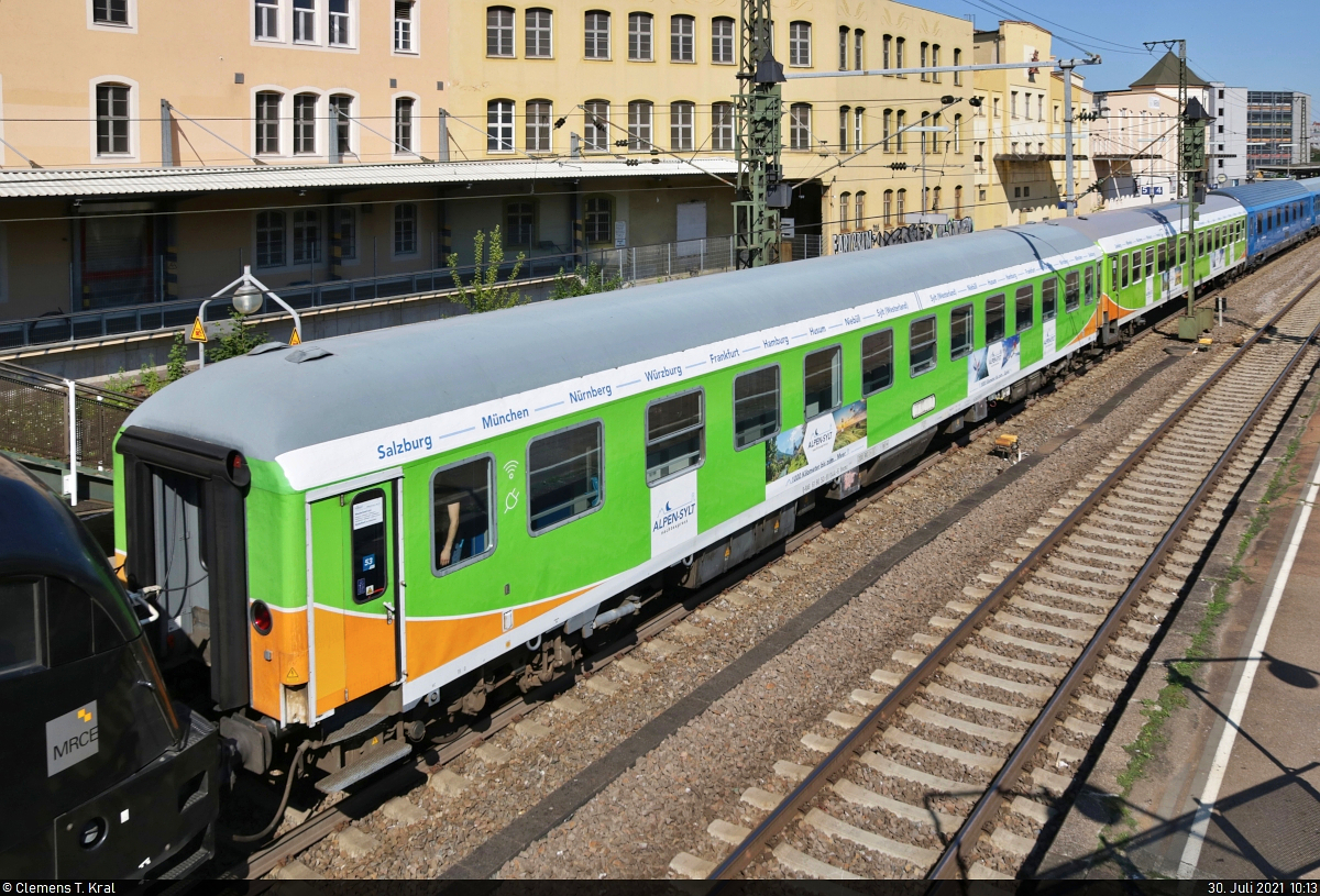Blick auf einen klimatisierten Liegewagen mit der Bezeichnung  Bvcmz <sup>248.5</sup>  (61 80 50-91 044-6 D-RAG), der hinter der Zuglok 182 518-1 (Siemens ES64U2-018) im Alpen-Sylt-Nachtexpress eingereiht ist und den Bahnhof Ludwigsburg auf Gleis 4 verlässt.
Aufgenommen vom Treppenaufgang zum Franck-Steg.

🧰 RDC Autozug Sylt GmbH
🚝 NEX89349 Westerland(Sylt)–Radolfzell
🕓 30.7.2021 | 10:13 Uhr