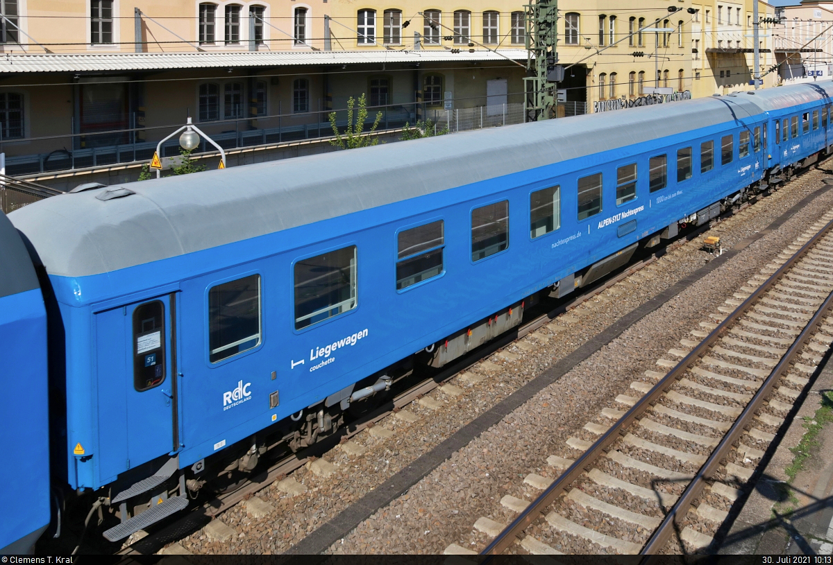 Blick auf einen klimatisierten Liegewagen mit der Bezeichnung  Bvcmz <sup>248.5</sup>  (51 80 50-91 028-9 D-RAG), der an vierter Stelle im Alpen-Sylt-Nachtexpress eingereiht ist und den Bahnhof Ludwigsburg auf Gleis 4 verlässt.
Aufgenommen vom Treppenaufgang zum Franck-Steg.

🧰 RDC Autozug Sylt GmbH
🚝 NEX89349 Westerland(Sylt)–Radolfzell
🕓 30.7.2021 | 10:13 Uhr