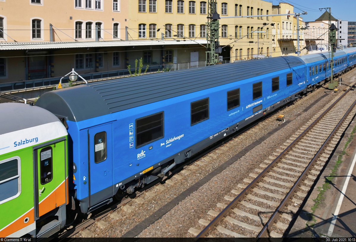 Blick auf einen klimatisierten Schlafwagen mit der Bezeichnung  WLABmz  (61 81 70-90 204-2 A-RAG), der in der Zugmitte des Alpen-Sylt-Nachtexpress mitläuft und den Bahnhof Ludwigsburg auf Gleis 4 verlässt.
Aufgenommen vom Treppenaufgang zum Franck-Steg.

🧰 RDC Autozug Sylt GmbH
🚝 NEX89349 Westerland(Sylt)–Radolfzell
🕓 30.7.2021 | 10:13 Uhr
