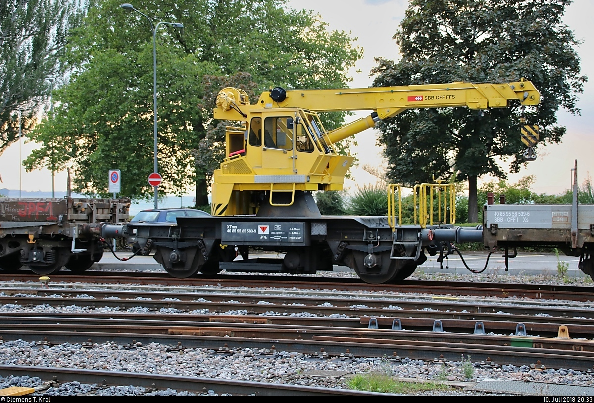 Blick auf einen Kranwagen bzw. Schienenkran der Gattung  XTms  (40 85 95 85 583-9 CH-SBBI) der SBB Infrastruktur, der bei Abendlicht im Bahnhof Rorschach (CH) abgestellt ist.
[10.7.2018 | 20:33 Uhr]