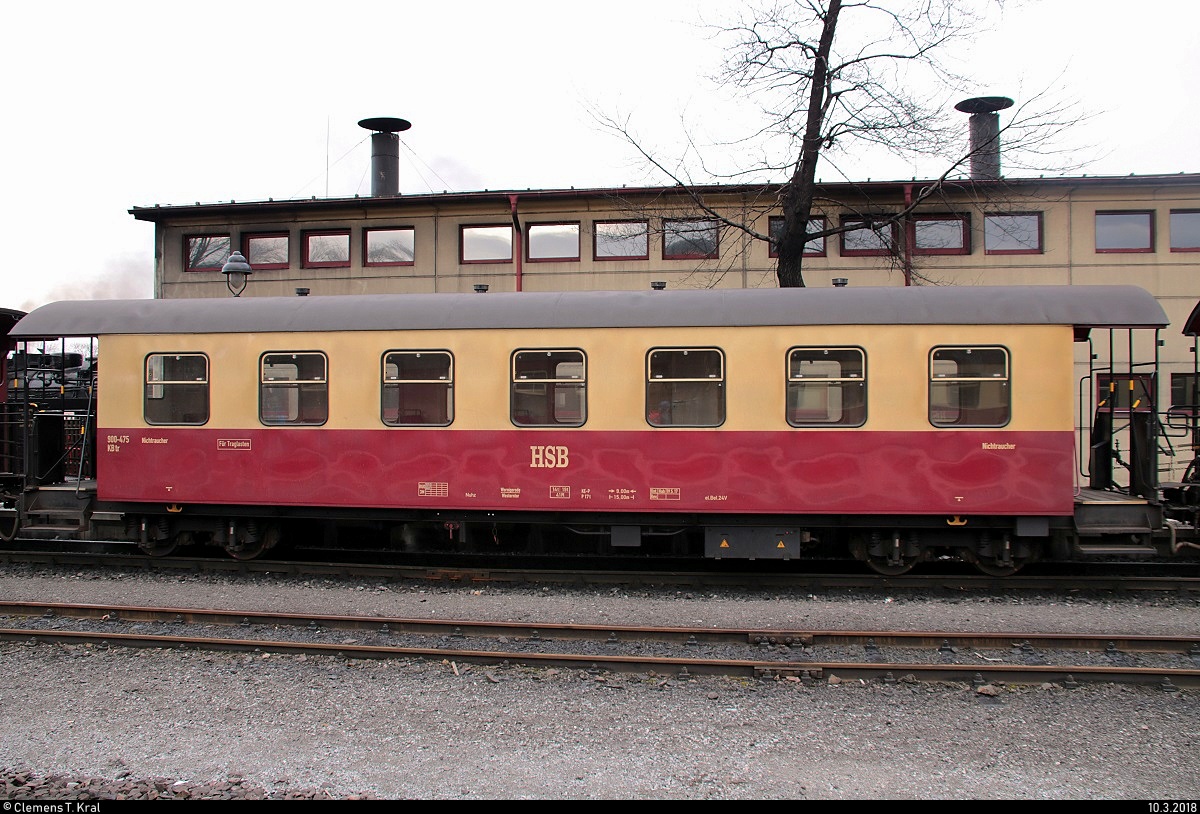 Blick auf einen kurzen Neubau-Personenwagen der Harzer Schmalspurbahnen GmbH (HSB) der Gattung  Nuhz  (900-475) im Bahnhof Wernigerode. [10.3.2018 | 9:31 Uhr]
