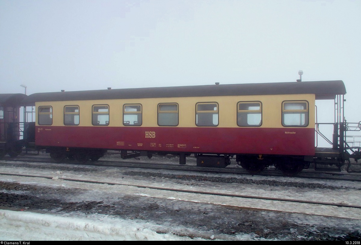 Blick auf einen kurzen Neubau-Personenwagen der Harzer Schmalspurbahnen GmbH (HSB) der Gattung  Nuhz  (900-211), eingereiht in P 8932 nach Wernigerode im Startbahnhof Brocken. [10.3.2018 | 11:34 Uhr]