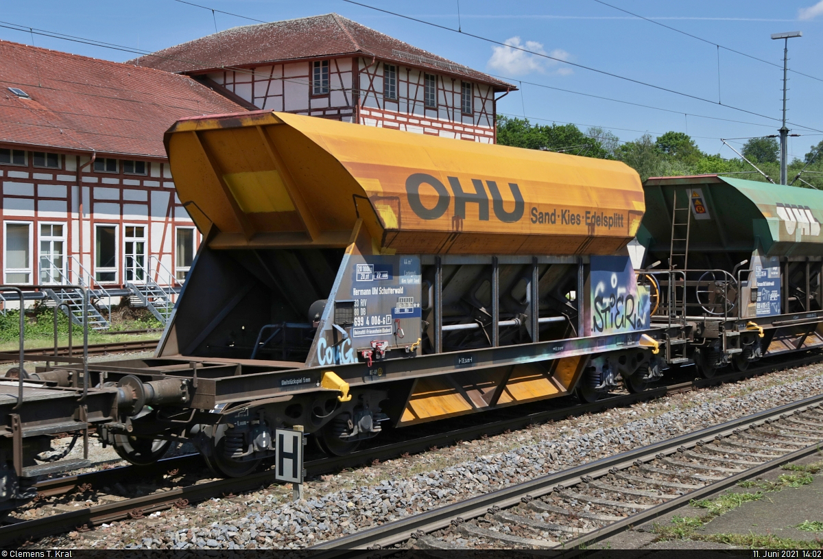 Blick auf einen von mehreren Schüttgutwagen unbekannter Bauart (keine Anschrift erkennbar) für Kies, Splitt oder Sand (33 80 699 4 006-6 D-DB) mit Schriftzug der Hermann Uhl KG Ortenau in Schutterwald, der in einem gemischten Gz mit 185 151-8 den Bahnhof Rottweil Richtung Horb durchfährt.
Aufgenommen am Ende des Bahnsteigs 4/5.

🧰 DB Cargo
🕓 11.6.2021 | 14:02 Uhr