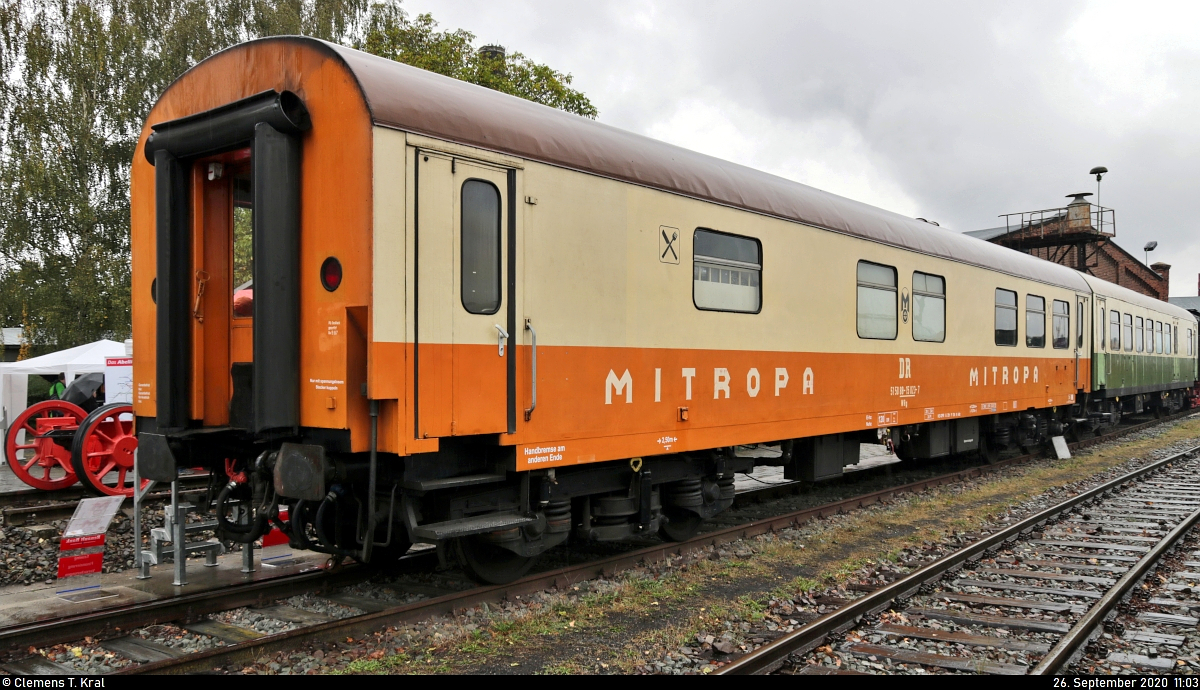 Blick auf einen MITROPA Speisewagen der Gattung  WRg  (DR 51 50 88-15 023-7 | 55 80 88-13 023-7 D-EFSFT), der während des Herbstlokfests auf dem Gelände des Lokschuppen Staßfurt steht.

🧰 Eisenbahnfreunde Traditionsbahnbetriebswerk Staßfurt e.V.
🕓 26.9.2020 | 11:03 Uhr