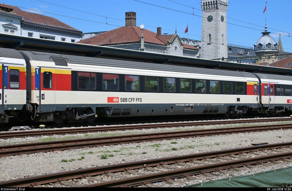 Blick auf einen Personenwagen der Gattung  Apm  (61 85 10-90 202-5 CH-SBB) der SBB, der im IR 2120 (IR 75) nach Zürich HB (CH) mit Zuglok Re 460 040-9  Napf  eingereiht ist und seinen Startbahnhof Konstanz auf Gleis 3 verlässt.
Aufgenommen vom Parkplatz am Stellwerk.
Bild durchlief die Selbstfreischaltung.
(verbesserte Version)
[9.7.2018 | 12:06 Uhr]