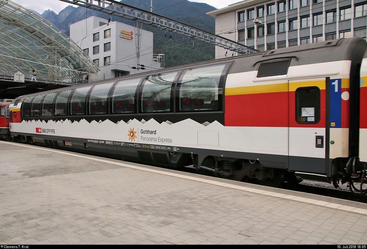Blick auf einen Personenwagen der Gattung  Apm  mit der Aufschrift  Gotthard Panorama Express  (61 85 19-90 110-1 CH-SBB) der SBB, der im IC 936 (IC 3) nach Zürich HB (CH) eingereiht ist und in seinem Startbahnhof Chur (CH) auf die Bereitstellung wartet.
[10.7.2018 | 18:05 Uhr]