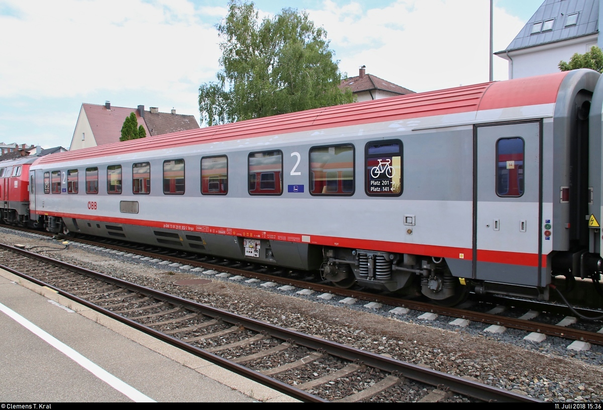 Blick auf einen Personenwagen der Gattung  Bmpz  (73 81 29-91 052-2 A-ÖBB) der ÖBB, der im IC 119 (Linie 32) von Münster(Westf)Hbf nach Innsbruck Hbf (A) eingereiht ist und im Bahnhof Friedrichshafen Stadt auf Gleis 1 steht.
[11.7.2018 | 15:36 Uhr]