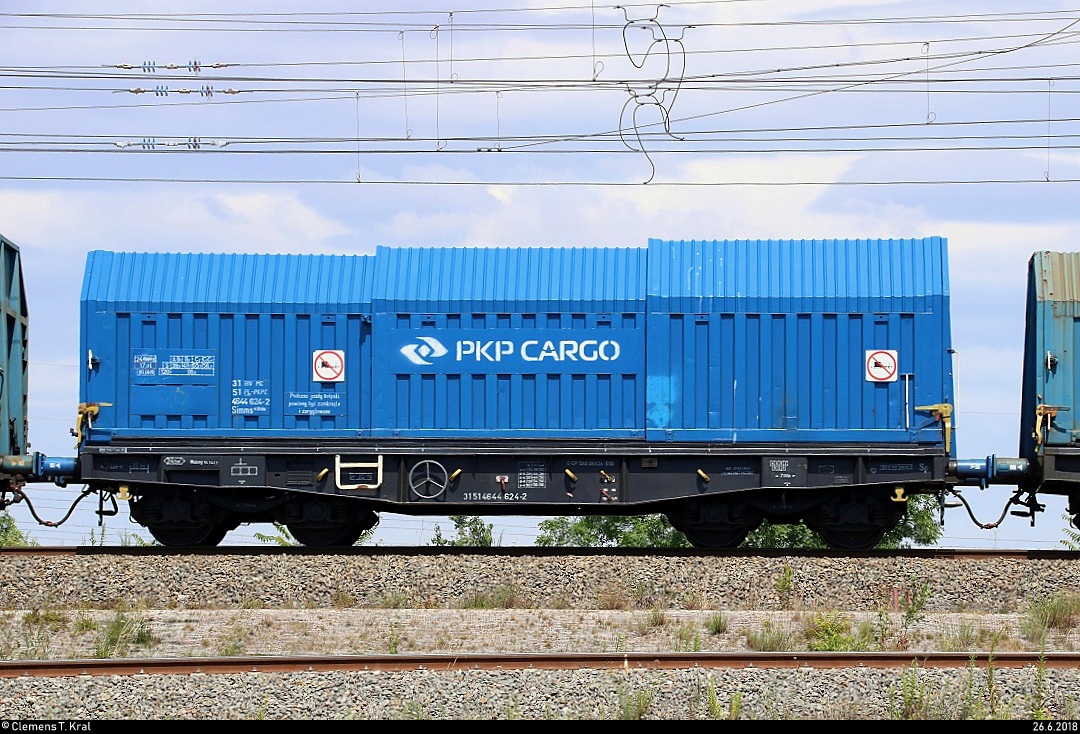 Blick auf einen polnischen Teleskophaubenwagen der Gattung  Simms 425  (31 51 4644 624-2 PL-PKPC) der PKP Cargo, der in einem Coilzug (?) mit 185 146-8 DB eingereiht ist und in Halle (Saale), Karl-von-Thielen-Straße, auf der Ostumfahrung für den Güterverkehr Richtung Norden fährt.
[26.6.2018 | 14:36 Uhr]
