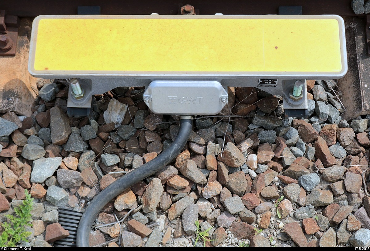 Blick auf einen PZB-Gleismagneten Bauform GWT (500 Hz), der im Bahnhof Angersdorf auf der Bahnstrecke Halle–Hann. Münden (KBS 590) auf dem kaum noch genutzten Gleis 3 installiert ist.
[17.5.2018 | 15:19 Uhr]