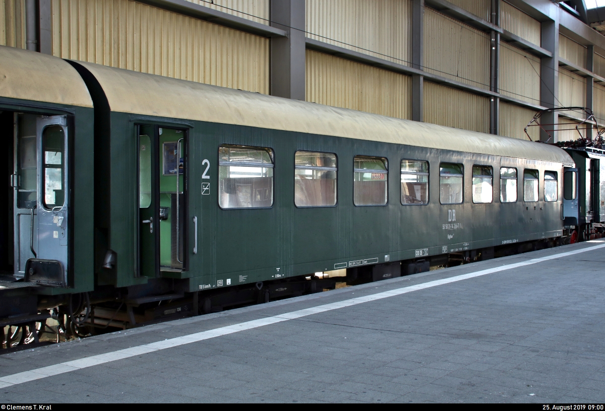 Blick auf einen Reko-Wagen (DR) der Gattung  Bghw 022  (55 80 28-14 266-6 D-SEM | DR 50 50 28-14 266-7).
Dieser ist anlässlich der zweiten Parallelfahrt zwischen Flöha und Freiberg(Sachs) im Rahmen des 28. Heizhausfests des Sächsischen Eisenbahnmuseum Chemnitz-Hilbersdorf e.V. (SEM) in Parallelzug 2 nach Freiberg(Sachs) mit 50 3648-8 des SEM und E 77 10 der Interessengemeinschaft Bw Dresden Altstadt e.V. im Startbahnhof Chemnitz Hbf auf Gleis 14 eingereiht.
[25.8.2019 | 9:00 Uhr]