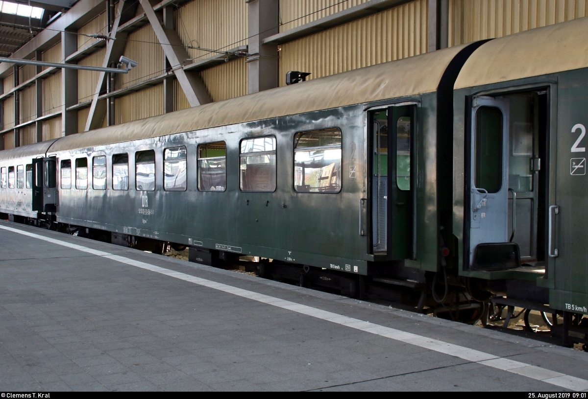 Blick auf einen Reko-Wagen (DR) der Gattung  Bghw 022  (55 80 28-13 456-4 D-SEM | DR 50 50 28-13 456-5).
Dieser ist anlässlich der zweiten Parallelfahrt zwischen Flöha und Freiberg(Sachs) im Rahmen des 28. Heizhausfests des Sächsischen Eisenbahnmuseum Chemnitz-Hilbersdorf e.V. (SEM) in Parallelzug 2 nach Freiberg(Sachs) mit 50 3648-8 des SEM und E 77 10 der Interessengemeinschaft Bw Dresden Altstadt e.V. im Startbahnhof Chemnitz Hbf auf Gleis 14 eingereiht.
[25.8.2019 | 9:01 Uhr]