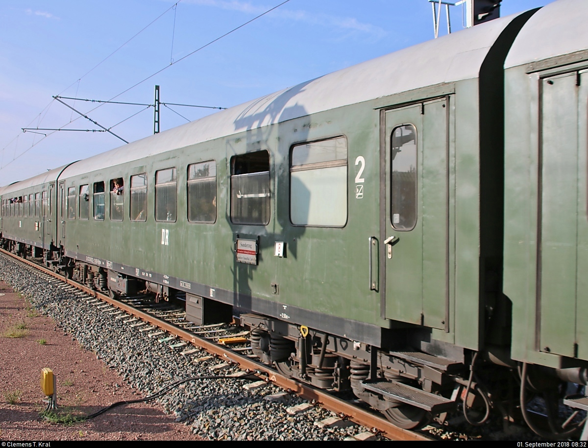 Blick auf einen Rekowagen (DR) der Gattung  Bghw  (55 80 22-11 405-9 D-LDC) des Lausitzer Dampflok Club e.V., der in DPE 20397 von Cottbus nach Meiningen mit 18 201 der Dampf-Plus GmbH und 232 601-5 der Wedler Franz Logisik GmbH & Co. KG (WFL) anlässlich ihrer letzten Fahrt bzw. der 24. Meininger Dampfloktage eingereiht ist und Halle(Saale)Hbf auf Gleis 10 verlässt.
[1.9.2018 | 8:32 Uhr]