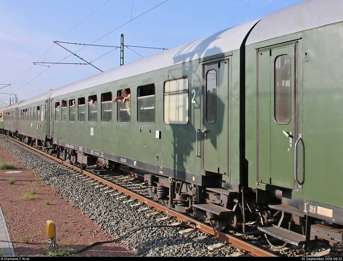 Blick auf einen Rekowagen (DR) der Gattung  Bghw  (55 80 28-14 947-1 D-LDC) des Lausitzer Dampflok Club e.V., der in DPE 20397 von Cottbus nach Meiningen mit 18 201 der Dampf-Plus GmbH und 232 601-5 der Wedler Franz Logisik GmbH & Co. KG (WFL) anlässlich ihrer letzten Fahrt bzw. der 24. Meininger Dampfloktage eingereiht ist und Halle(Saale)Hbf auf Gleis 10 verlässt.
[1.9.2018 | 8:32 Uhr]