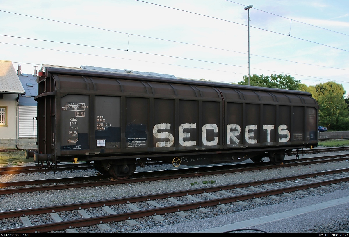 Blick auf einen Schiebewandwagen der Gattung  Hbbillns  (21 80 2457 141-4 D-DB) der DB, der im Bahnhof Konstanz abgestellt ist.
Welche Geheimnisse sich in diesem Wagen verstecken, weiß ich allerdings nicht... ;-)
[9.7.2018 | 20:24 Uhr]