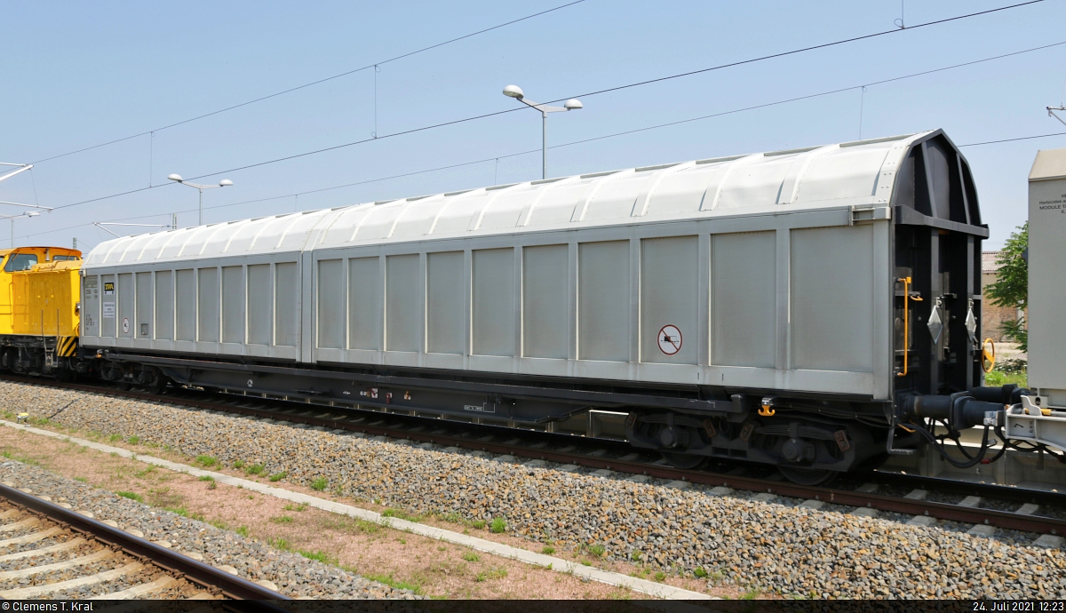 Blick auf einen Schiebewandwagen mit der Bezeichnung  Siins  (33 80 4637 182-3 D-TWA), eingereiht in einem Unkrautvernichtungszug in Halle(Saale)Hbf auf Gleis 12.

🧰 TRANSWAGGON GmbH
🕓 24.7.2021 | 12:23 Uhr