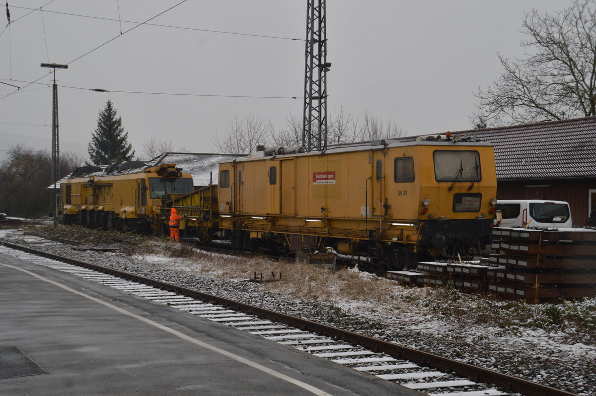 Blick auf einen Schienenfräszug der in Neckarelz aufgerüstet wird. 17.2.2018