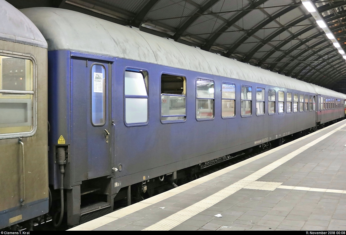 Blick auf einen Schnellzugwagen der Gattung  BDms 272  (56 80 22-30 745-4 D-SVG) der Schienenverkehrsgesellschaft mbH (SVG), der in SDZ 56594 alias  HFC-Fankurven-Express  von München Hbf mit 1142 654-1  Helene  der SVG eingereiht ist und in seinem Endbahnhof Halle(Saale)Hbf auf Gleis 9 steht.
[11.11.2018 | 0:08 Uhr]