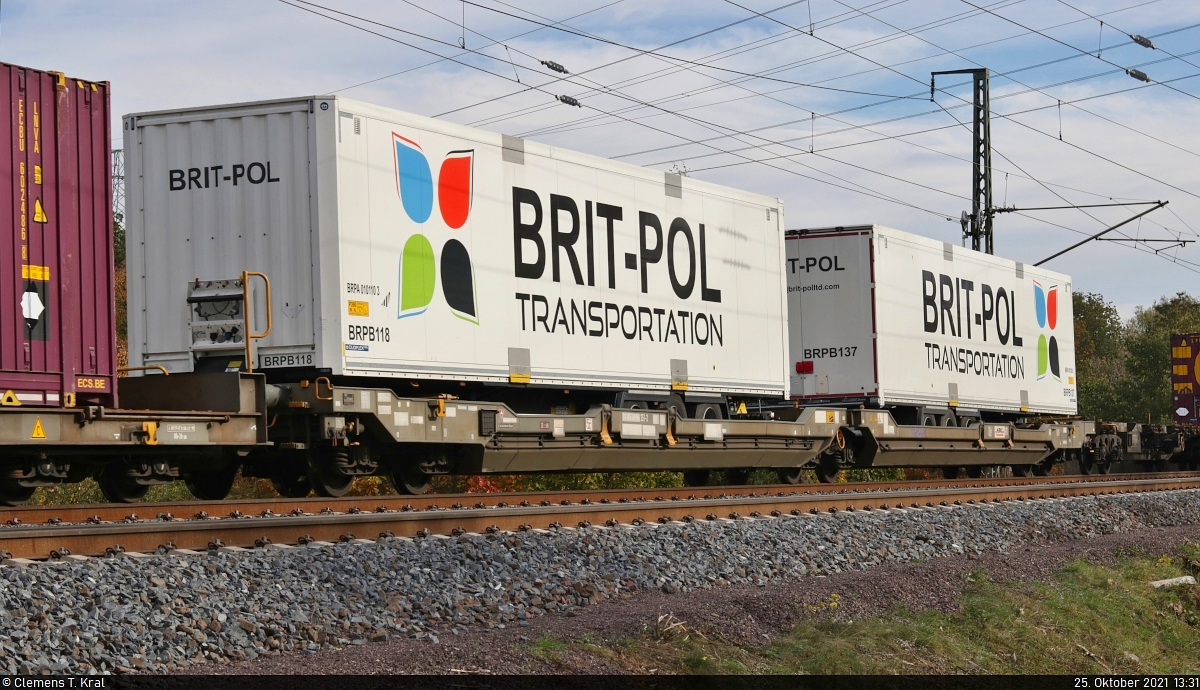 Blick auf einen Schweizer Gelenk-Taschenwagen mit der Bezeichnung  Sdggmrss  (33 85 4956 351-2 CH-HUPAC), beladen mit Sattelaufliegern der Spedition Brit Pol Ltd und eingereiht in einem KLV-Zug mit 193 395-1 (Siemens Vectron) in Hp Magdeburg Herrenkrug Richtung Magdeburg-Neustadt.

🧰 Hupac AG
🚩 Bahnstrecke Berlin–Magdeburg (KBS 201)
🕓 25.10.2021 | 13:31 Uhr