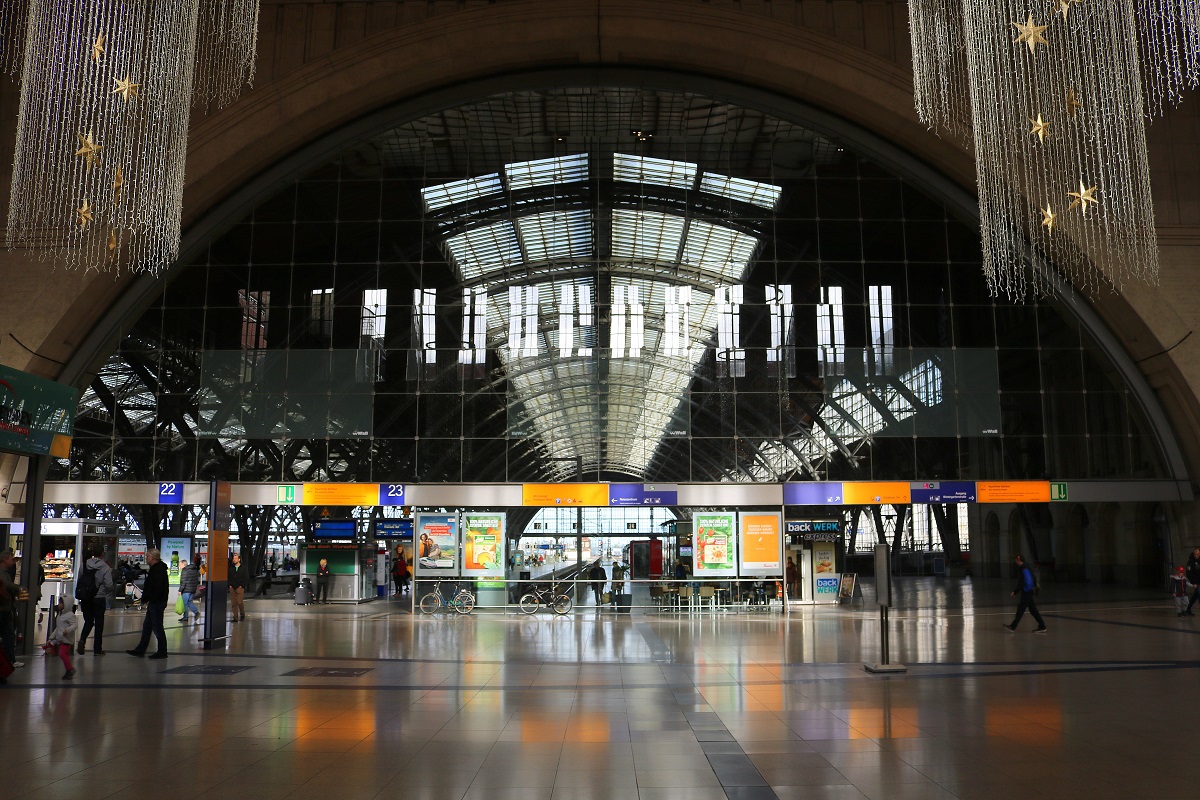 Blick auf einen der sechs Bögen der Bahnhofshalle in Leipzig Hbf, hier von Gleis 22 bis 24. [31.10.2017 | 12:48 Uhr]